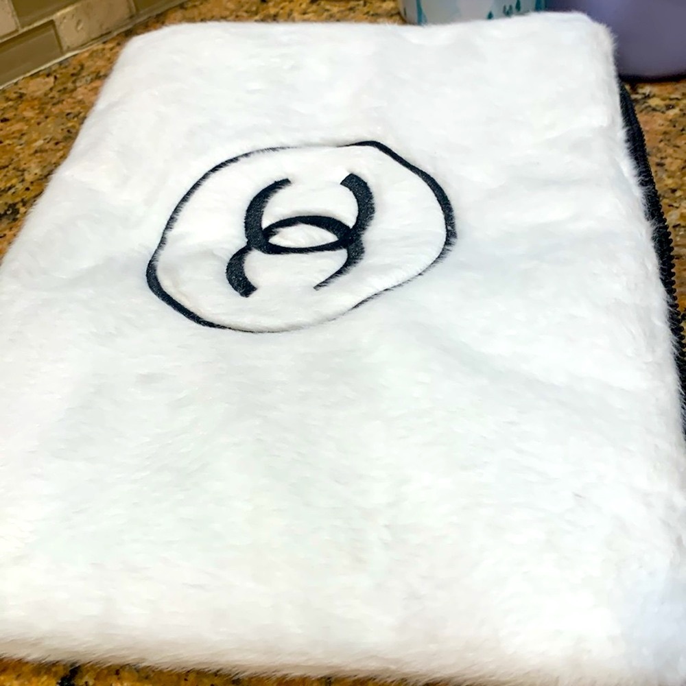 Authentic rare and collectible large CHANEL White Faux Fur Clutch, must have! - Picture 5 of 13